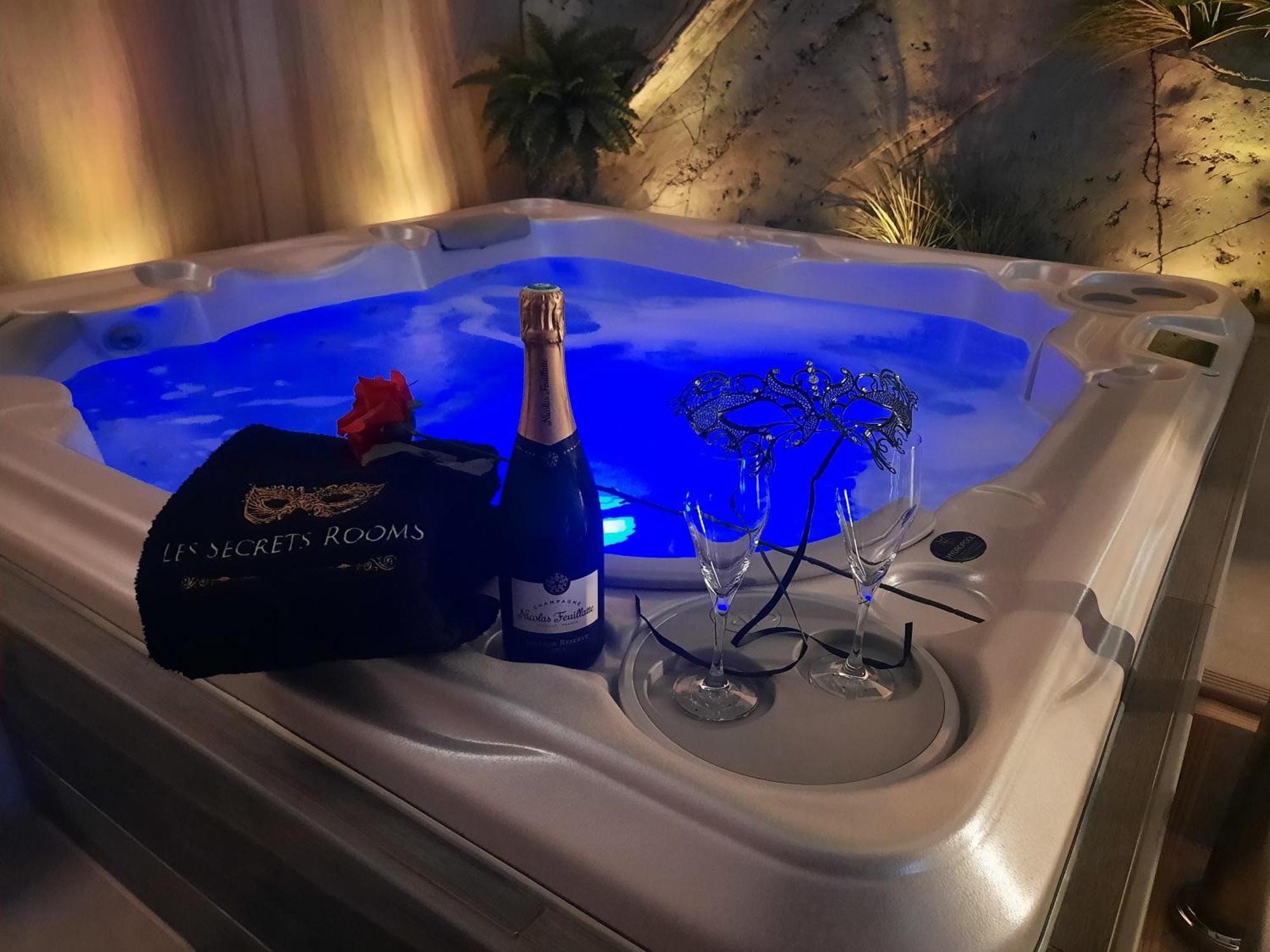 Les Secrets Rooms - Bonneval - Love Room - Spa Et Hammam Privatif Exterior foto